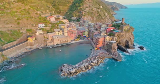 Flygdrönare Landskap Vernazza Italien Färgglada Cliffside Town Seaside Mountainous Berömda — Stockvideo