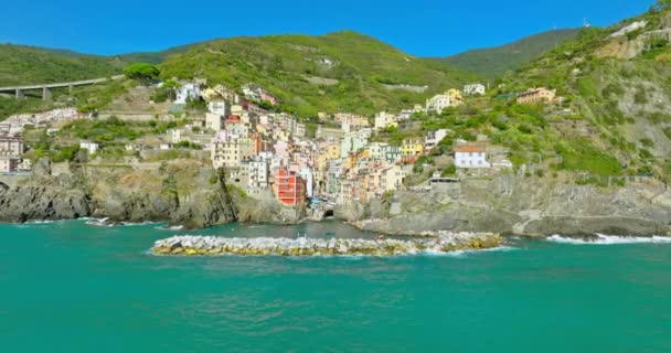 Flygdrönare Landskap Riomaggiore Italien Färgglada Cliffside Town Seaside Mountainous Berömda — Stockvideo