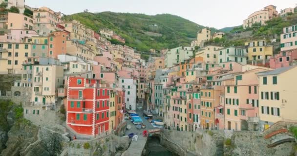 Flygdrönare Landskap Riomaggiore Italien Färgglada Cliffside Town Seaside Mountainous Berömda — Stockvideo