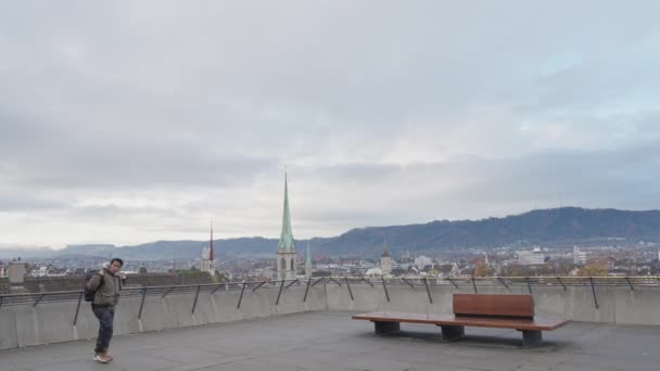 Vista Lateral Fotógrafo Asiático Viajante Caminhando Zurique Suíça Com Paisagem — Vídeo de Stock