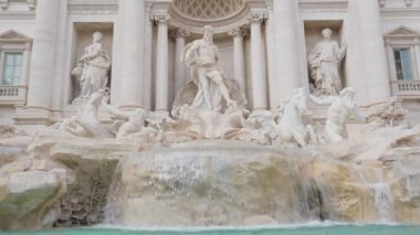 Fontana di Trevi, İtalya 'nın merkezinde yer alan barok simgesi. Roma, İtalya 'nın ünlü turistik merkezi. Trevi Çeşmesi ve Heykeller güneşli bir günde. Avrupa seyahati hedefi geçmişi.