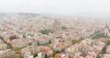 Barcelona, Katalonya, İspanya 'nın ünlü şehir manzarası. İHA, İspanyol şehrindeki Tapınak Expiatori La Sagrada Familia Katolik mimari dini kilise turizmi üzerinde uçuyor..