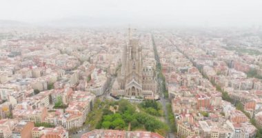 Barcelona, Katalonya, İspanya 'nın ünlü şehir manzarası. İHA, İspanyol şehrindeki Tapınak Expiatori La Sagrada Familia Katolik mimari dini kilise turizmi üzerinde uçuyor..