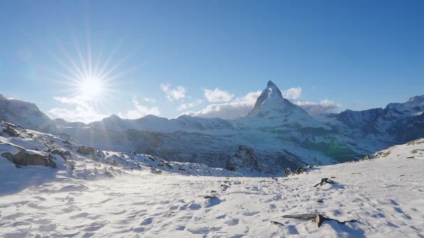 瑞士泽尔马特 一个阳光明媚的日子里 马特宏山远足小径上覆盖着冬雪的全景自然景观 世界上最有名的高山和旅游胜地瑞士阿尔卑斯山 静态观点 — 图库视频影像