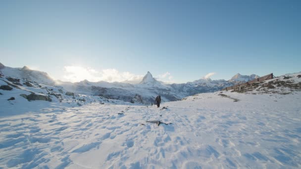 亚洲男性游客 摄影师 背着背包徒步攀登雪山的登山者 有着著名的马特宏峰背景 瑞士旅行 与受欢迎的旅游胜地一起环球旅行 — 图库视频影像