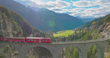 Buzul ve Bernina ekspres İsviçre Alpleri yaz mevsimi manzaralı Landwasser Viyaduct dünya mirası manzarası. Hava aracı Filisur, İsviçre 'deki ünlü dağdan geçen kırmızı treni vurdu..
