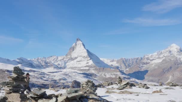Homem Asiático Turista Fotógrafo Alpinista Com Mochila Caminhando Montanha Neve — Vídeo de Stock