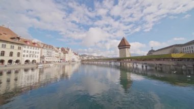 Ünlü Chapel Köprüsü ve Lucerne Gölü 'nün (Vierwaldstattersee) bulunduğu tarihi şehir merkezi sabah bulutlu bir günde ve mavi gökyüzünde, Lucerne Kantonu, İsviçre. Sonbaharda turizm beldesi.