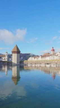 Tarihi Şehir Merkezi 'nin ünlü Chapel Köprüsü ve Lucerne Gölü sabah bulutlu bir günde ve mavi gökyüzünde, İsviçre, Lucerne Kantonu. Sonbaharda turistik bir yer. Dikey hareketli ekran.