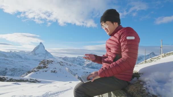 Jonge Aziatische Zakenman Freelance Zitten Sneeuw Bergtop Met Behulp Van — Stockvideo