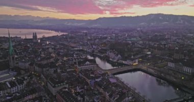 Geniş Kuruluş Hava Günbatımı ya da Gündoğumu Zürih Şehir Merkezi Tarihi Tarihi Alacakaranlık Kızıl Gökyüzü ile. İsviçre 'nin İnanılmaz İnsansız Hava Aracı Geceleri Riverside Havacılık Panoraması.
