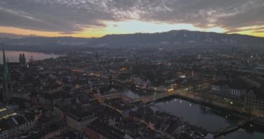 Geniş Kuruluş Hava Günbatımı ya da Gündoğumu Zürih Şehir Merkezi Tarihi Tarihi Alacakaranlık Kızıl Gökyüzü ile. İsviçre 'nin İnanılmaz İnsansız Hava Aracı Geceleri Riverside Havacılık Panoraması.