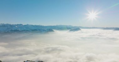 Hava aracı Rigi Dağı (Rigi Kulm) ve İsviçre 'nin altındaki Lucerne Gölü' nün zirvesinde bulutların üzerinde uçar. İnanılmaz kar ve sis İsviçre alp dağlarının zirvelerini ve kış manzarasını kapladı.