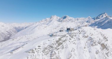Gornergrat 'ta panoramik manzara ve İsviçre' de kış boyunca Matterhorn manzarası. Majestic Mountain Zirveleri Alplerdeki ünlü Zermatt Kayak Tesisi. Muhteşem ilham verici doğa manzarası..