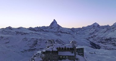 Gornergrat 'ta panoramik manzara ve gece İsviçre' de kış boyunca Matterhorn manzarası. Majestic Mountain Zirveleri Alplerdeki ünlü kayak merkezi. Muhteşem ilham verici doğa manzarası..