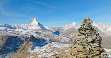 Majestic dağ zirveleri, İsviçre 'de kış boyunca ünlü Matterhorn manzaralı dağ yürüyüşçüleriyle doludur. İsviçre Alpleri muhteşem ilham verici doğa manzarası.