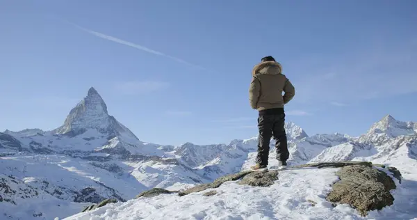 Başarılı Asyalıların panoramik manzarası ünlü ünlü Matterhorn arka planına sahip dağ zirvesi manzarası manzarasını kutluyor ve kollarını kaldırıyor. İsviçre Alpleri, İsviçre. Seyahat ve macera konsepti.