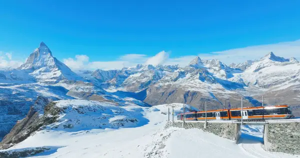 Gornergrat Bahn demiryolunun panoramik manzarası güneşli bir kış gününde Zermatt 'ta Matterhorn Dağı' nın doruk noktasındaki zirve istasyonuna tırmanıyor. İsviçre Alpleri ve İsviçre seyahati.