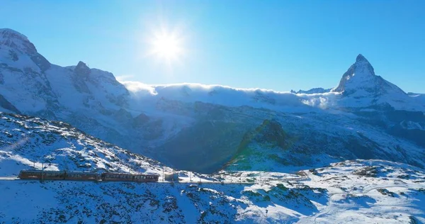 Gornergrat Bahn demiryolunun panoramik manzarası güneşli bir kış gününde Zermatt 'ta Matterhorn Dağı' nın doruk noktasındaki zirve istasyonuna tırmanıyor. İsviçre Alpleri ve İsviçre seyahati.
