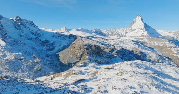 Gornergrat Bahn demiryolunun panoramik manzarası güneşli bir kış gününde Zermatt 'ta Matterhorn Dağı' nın doruk noktasındaki zirve istasyonuna tırmanıyor. İsviçre Alpleri ve İsviçre seyahati.