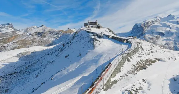 Gornergrat Bahn demiryolunun panoramik manzarası güneşli bir kış gününde Zermatt 'ta Matterhorn Dağı' nın doruk noktasındaki zirve istasyonuna tırmanıyor. İsviçre Alpleri ve İsviçre seyahati.