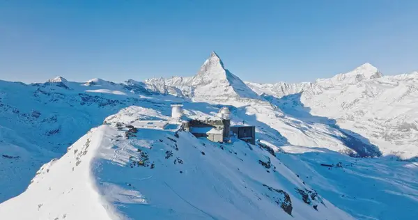 Gornergrat 'ta panoramik manzara ve İsviçre' de kış boyunca Matterhorn manzarası. Majestic Mountain Zirveleri Alplerdeki ünlü Zermatt Kayak Tesisi. Muhteşem ilham verici doğa manzarası..