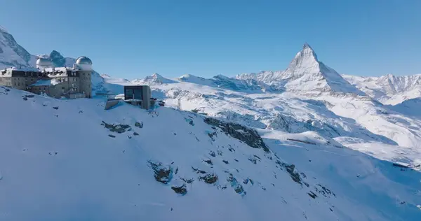Gornergrat 'ta panoramik manzara ve İsviçre' de kış boyunca Matterhorn manzarası. Majestic Mountain Zirveleri Alplerdeki ünlü Zermatt Kayak Tesisi. Muhteşem ilham verici doğa manzarası..