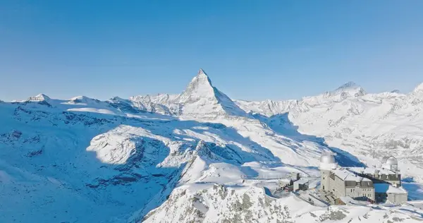 Gornergrat 'ta panoramik manzara ve İsviçre' de kış boyunca Matterhorn manzarası. Majestic Mountain Zirveleri Alplerdeki ünlü Zermatt Kayak Tesisi. Muhteşem ilham verici doğa manzarası..