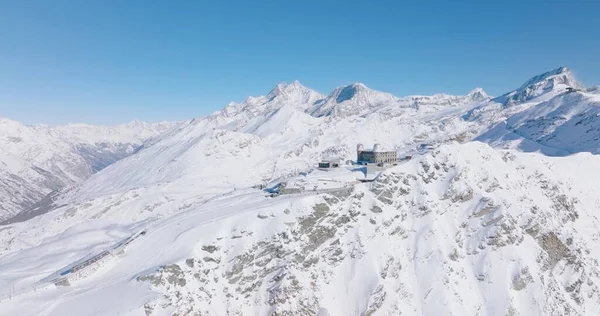 Gornergrat 'ta panoramik manzara ve İsviçre' de kış boyunca Matterhorn manzarası. Majestic Mountain Zirveleri Alplerdeki ünlü Zermatt Kayak Tesisi. Muhteşem ilham verici doğa manzarası..