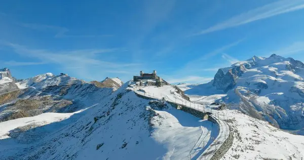 Gornergrat 'ta panoramik manzara ve İsviçre' de kış boyunca Matterhorn manzarası. Majestic Mountain Zirveleri Alplerdeki ünlü Zermatt Kayak Tesisi. Muhteşem ilham verici doğa manzarası..