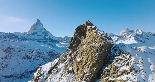 İsviçre 'de kış boyunca Matterhorn manzaralı Gornergrat. Majestic Mountain Zirveleri Alplerdeki ünlü Zermatt Kayak Tesisi. Muhteşem ilham verici doğa manzarası..
