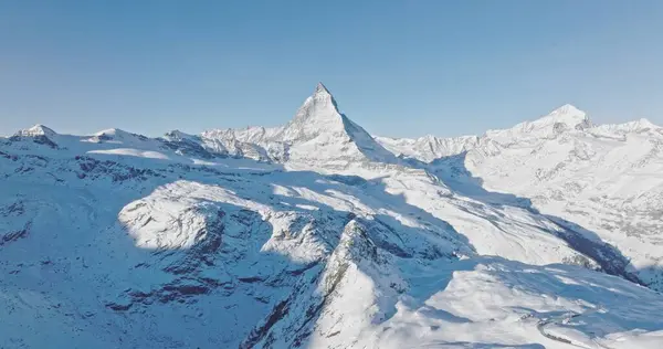 İsviçre 'de kış boyunca Matterhorn manzaralı Gornergrat. Majestic Mountain Zirveleri Alplerdeki ünlü Zermatt Kayak Tesisi. Muhteşem ilham verici doğa manzarası..