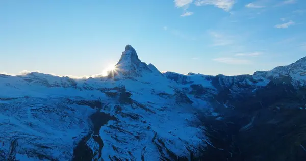 İsviçre 'de kış boyunca Matterhorn manzaralı Gornergrat. Majestic Mountain Zirveleri Alplerdeki ünlü Zermatt Kayak Tesisi. Muhteşem ilham verici doğa manzarası..
