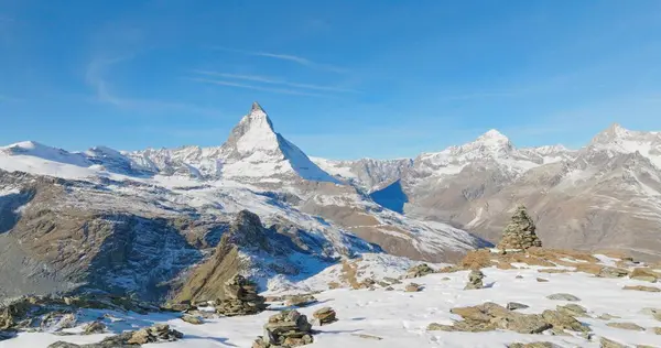 Majestic dağ zirveleri, İsviçre 'de kış boyunca ünlü Matterhorn manzaralı dağ yürüyüşçüleriyle doludur. İsviçre Alpleri muhteşem ilham verici doğa manzarası.