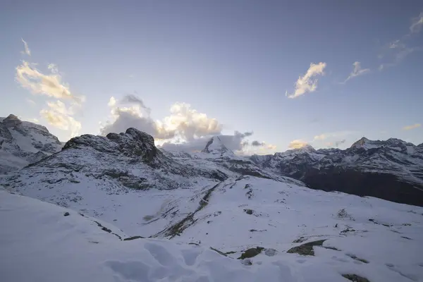 İsviçre 'de kış boyunca Matterhorn manzaralı Gornergrat. Majestic Mountain Zirveleri Alplerdeki ünlü Zermatt Kayak Tesisi. Muhteşem ilham verici doğa manzarası..