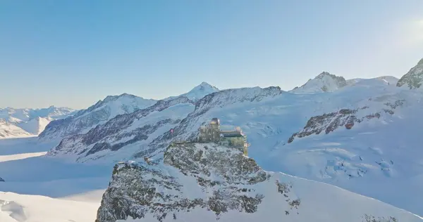 İsviçre 'nin Jungfraujoch Alplerindeki Sfenks gözlemevinin panoramik manzarası ve Aletsch buzulu. Jungfrau, kışın güneşli bir günde Avrupa 'nın en yüksek dağlarından birinin kesişiminde.