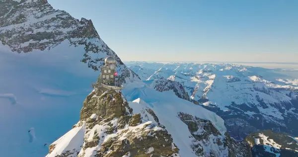 İsviçre 'nin Jungfraujoch Alplerindeki Sfenks gözlemevinin panoramik manzarası ve Aletsch buzulu. Jungfrau, kışın güneşli bir günde Avrupa 'nın en yüksek dağlarından birinin kesişiminde.