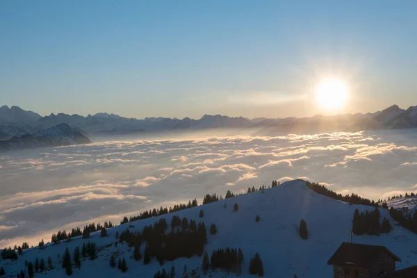 Rigi Dağı (Rigi Kulm) ve Lucerne Gölü 'nün zirvesinin altında panoramik manzara, İsviçre. İnanılmaz kar ve sis İsviçre alp dağlarının zirvelerini ve kış manzarasını kapladı.