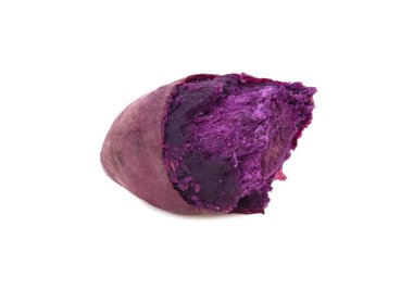 Kaynamış mor tatlı patates ya da beyaz arka planda izole edilmiş tatlı patates.