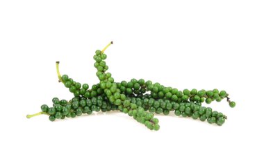 Beyaz arka planda izole edilmiş taze biberli organik çiftlik..