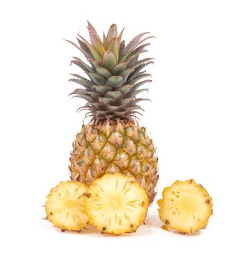 Yarısı kesilmiş ananas ve beyaz arka planda izole edilmiş dilimler..