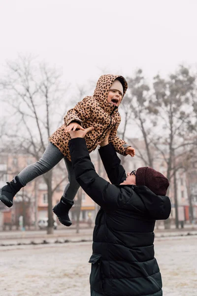 Pai Brincando Com Criança Livre Pais Felizes Laços Familiares Criança — Fotografia de Stock