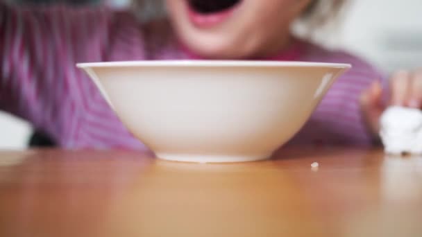 自宅でスープを食べながら就学前の女の子の肖像画を閉じます ピッキー イーター 高品質4K映像 — ストック動画
