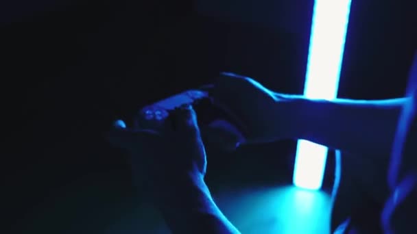 Midden Volwassen Man Zittend Bank Videospelletjes Spelend Met Controller Neon — Stockvideo
