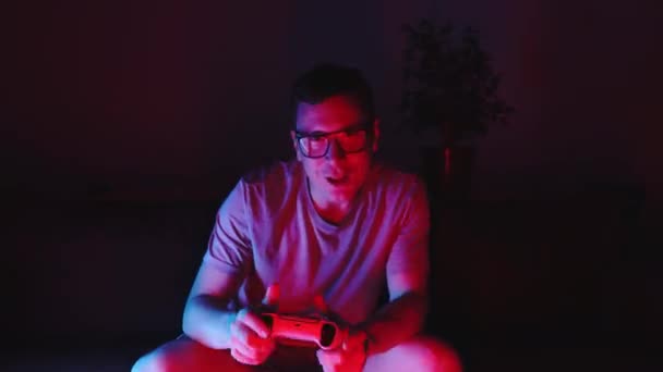 Közepes Felnőtt Férfi Kanapén Videojátékozik Vezérlővel Neon Villám Sport Koncepció — Stock videók