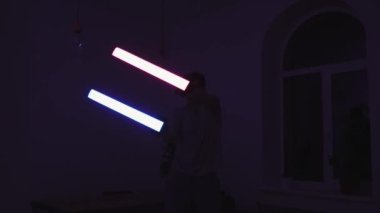 Evde öncü neon lazeri olan orta yaşlı bir adam, samuray ya da Jedi. Yüksek kalite fotoğraf