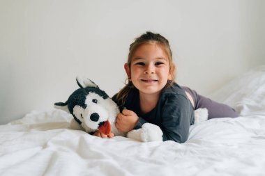 En sevdiği oyuncak köpeğiyle anaokulu çocuğu. - Evet. Yüksek kalite fotoğraf