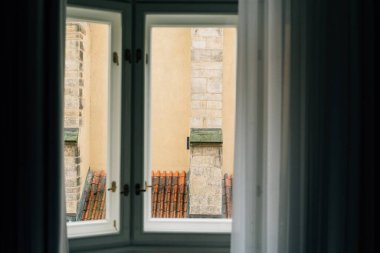 Prag 'daki eski Avrupa binasının pencere manzarası. Yüksek kalite fotoğraf