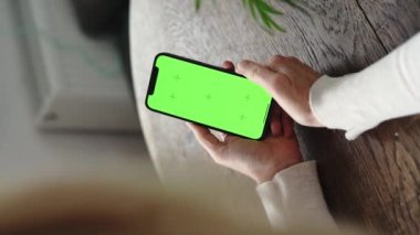 Akıllı telefon yeşil ekranlı olgun kadın elleri. Yüksek kalite 4k görüntü