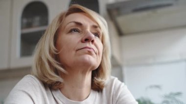 Olgun bir kadın evde üzgün ve depresif, vesikalık. Yüksek kalite 4k görüntü